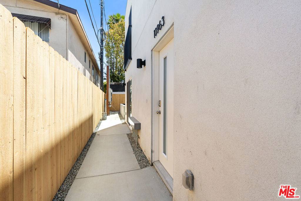 North Hollywood, CA 91606,10965 Calvert #2