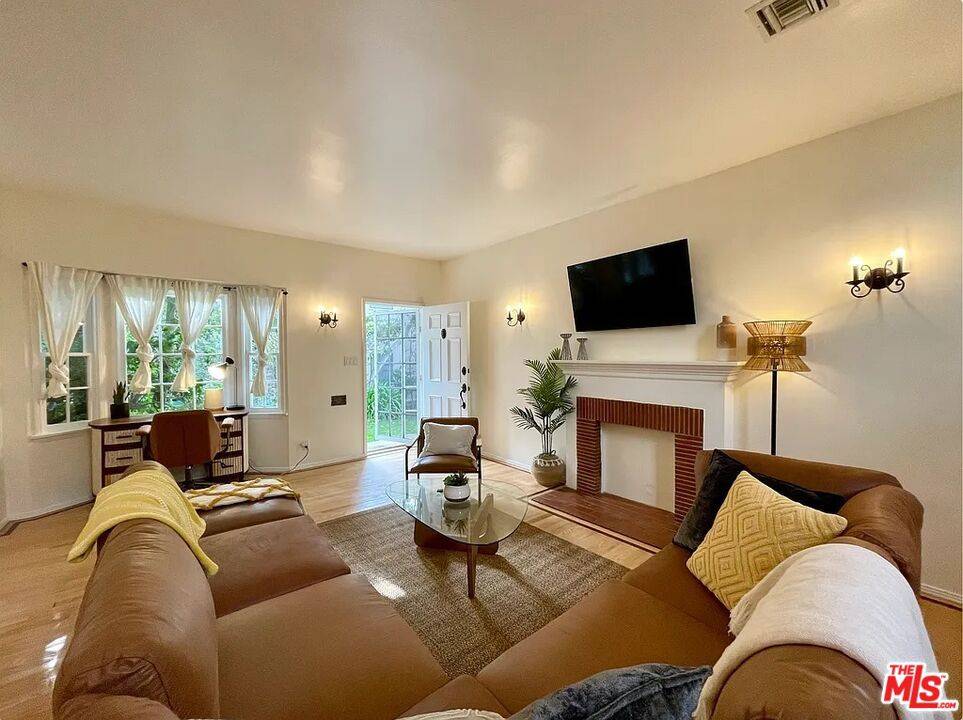 Santa Monica, CA 90403,837 6th ST #3