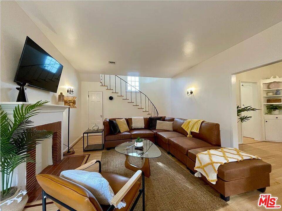 Santa Monica, CA 90403,837 6th ST #3
