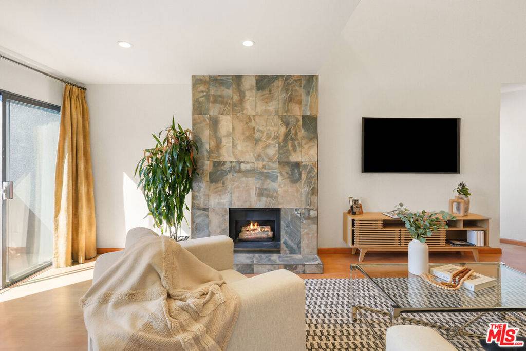 Los Angeles, CA 90068,1940 N Highland AVE #75