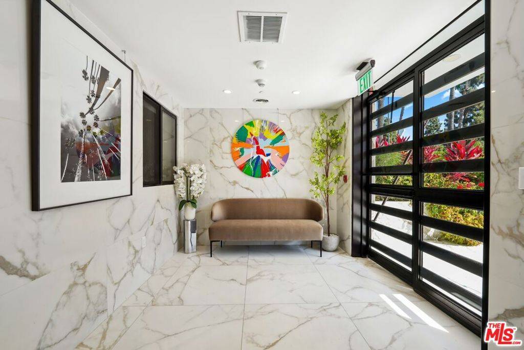 West Hollywood, CA 90048,137 N Doheny DR #4