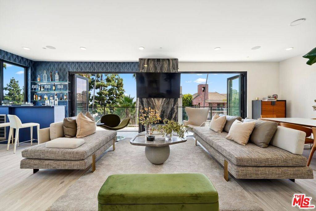 West Hollywood, CA 90048,137 N Doheny DR #4