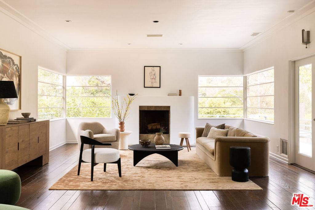 Los Angeles, CA 90068,2510 Park Oak DR
