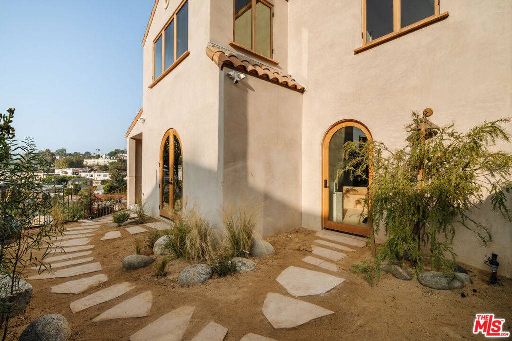 Los Angeles, CA 90026,1568 Murray CIR