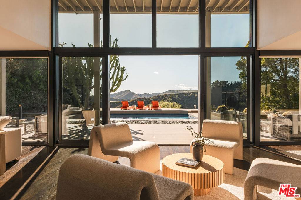 Los Angeles, CA 90077,1649 Stradella RD