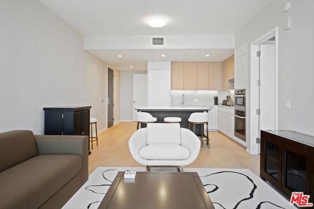 Los Angeles, CA 90017,877 Francisco ST #2501