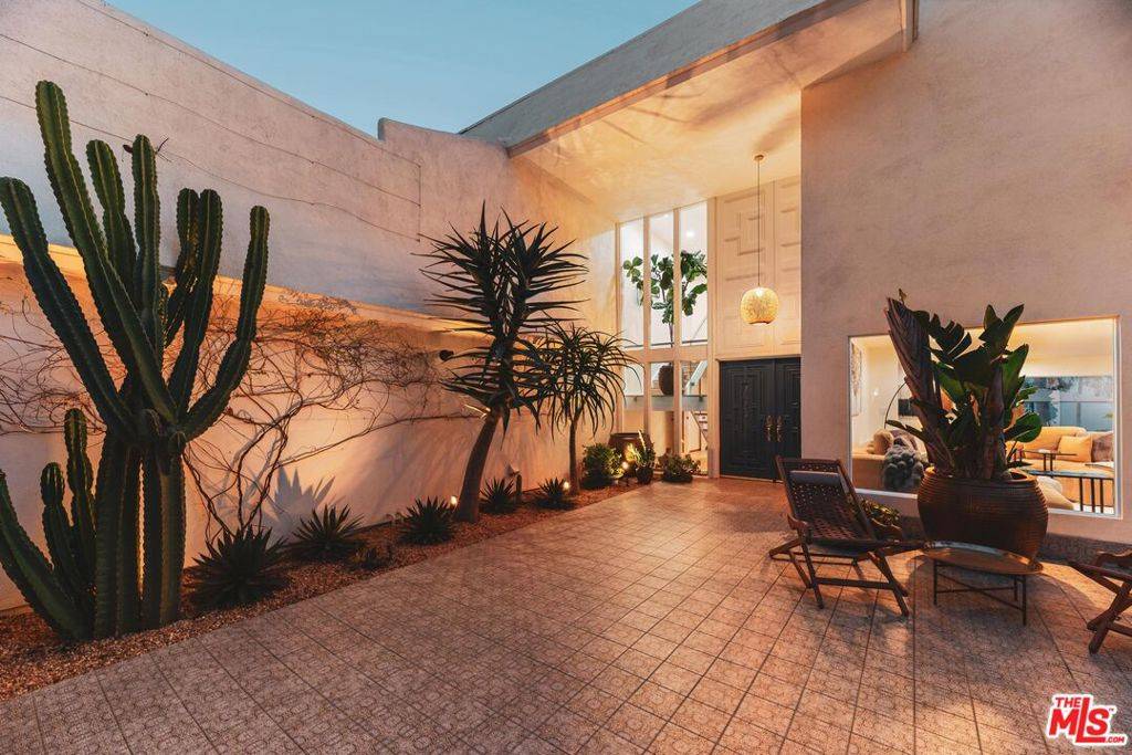Los Angeles, CA 90049,2533 La Condesa DR