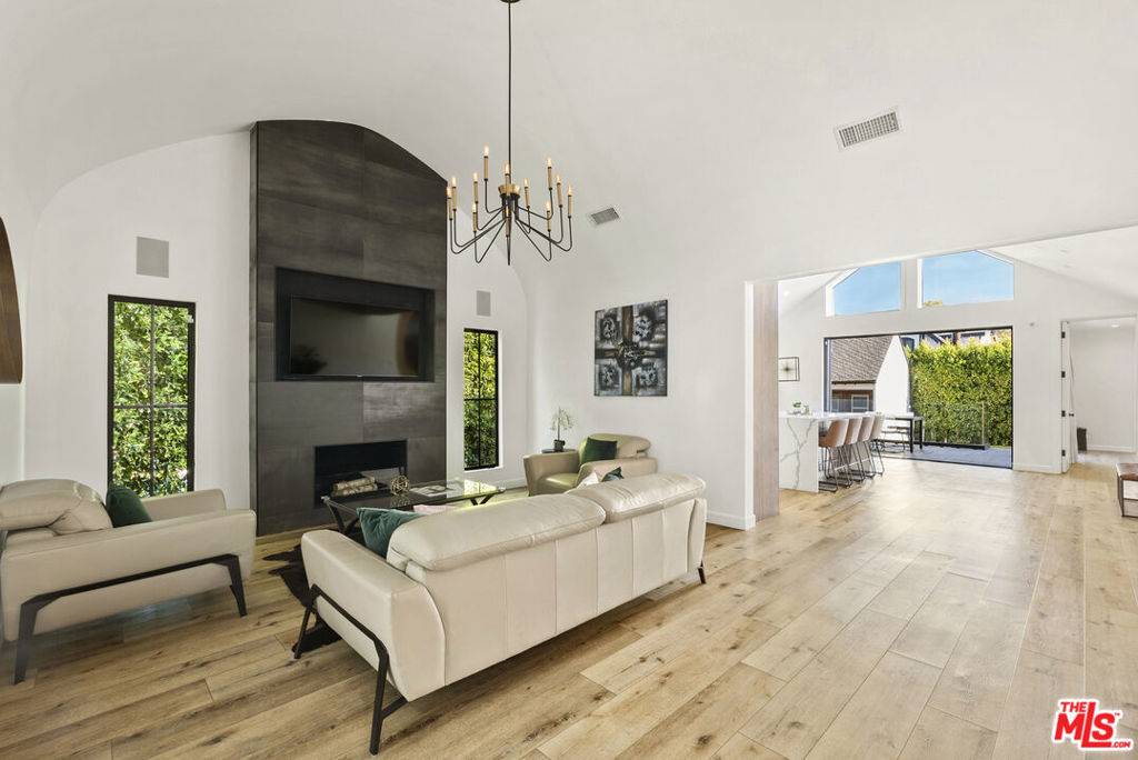 West Hollywood, CA 90048,8700 Dorrington AVE