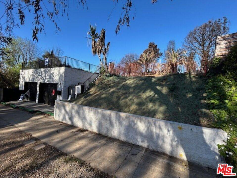Pacific Palisades, CA 90272,16727 W Sunset BLVD