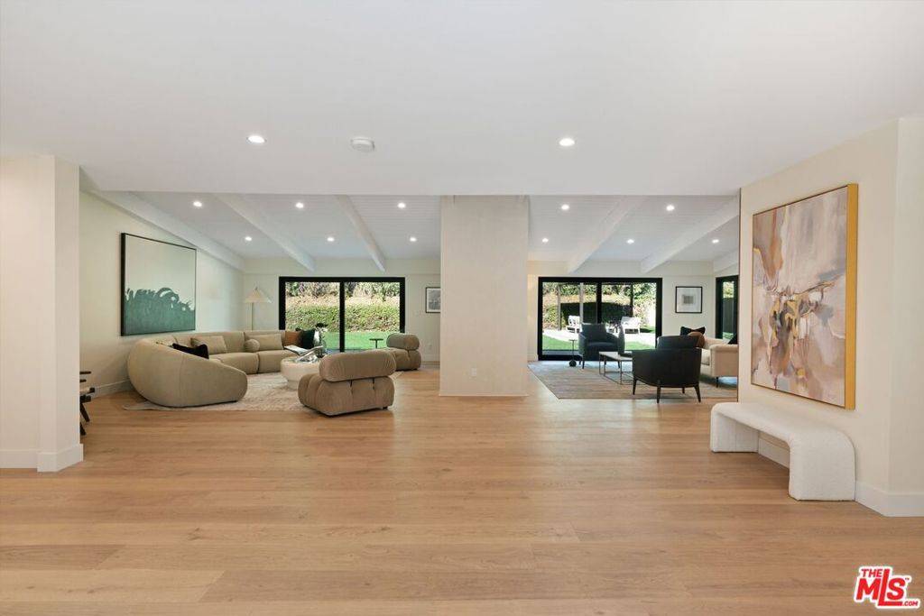 Beverly Hills, CA 90210,10001 Sundial LN