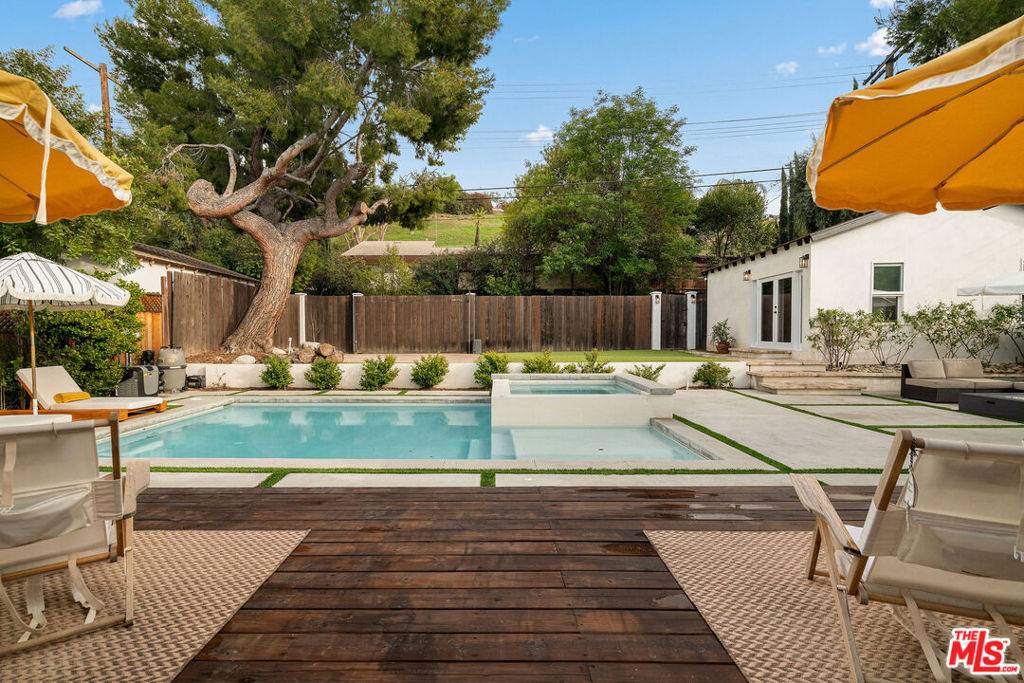 Woodland Hills, CA 91367,20212 Oxnard ST