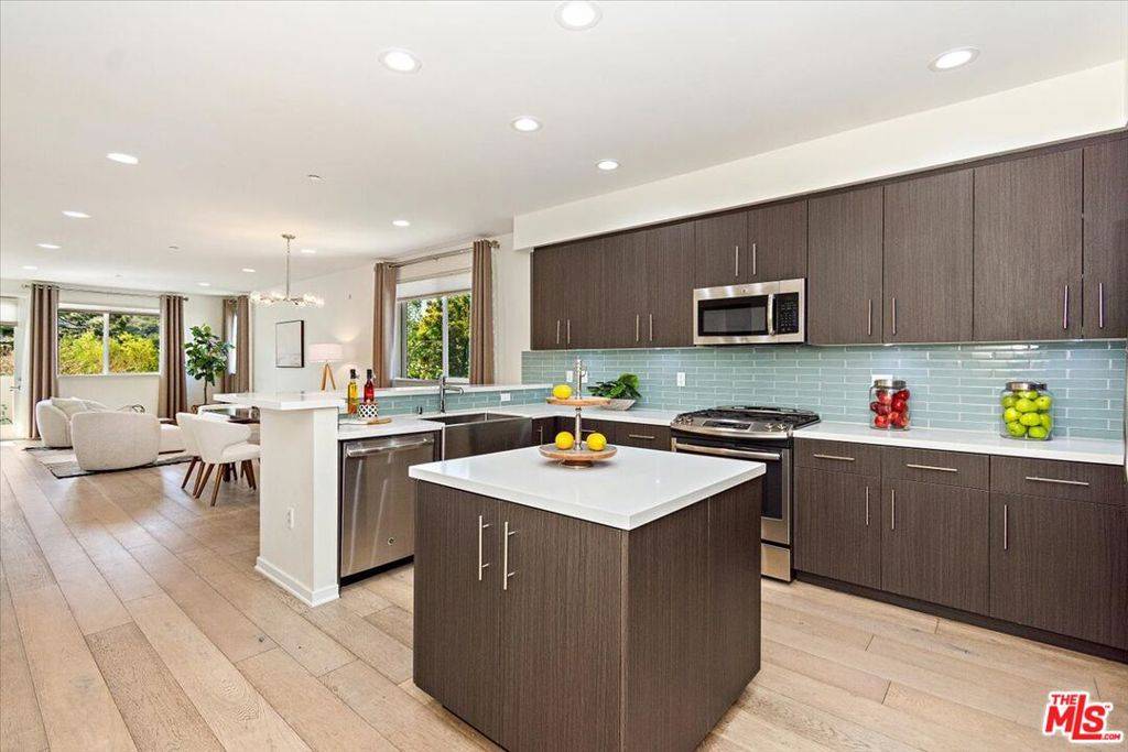 Studio City, CA 91604,11912 Laurelwood DR #202