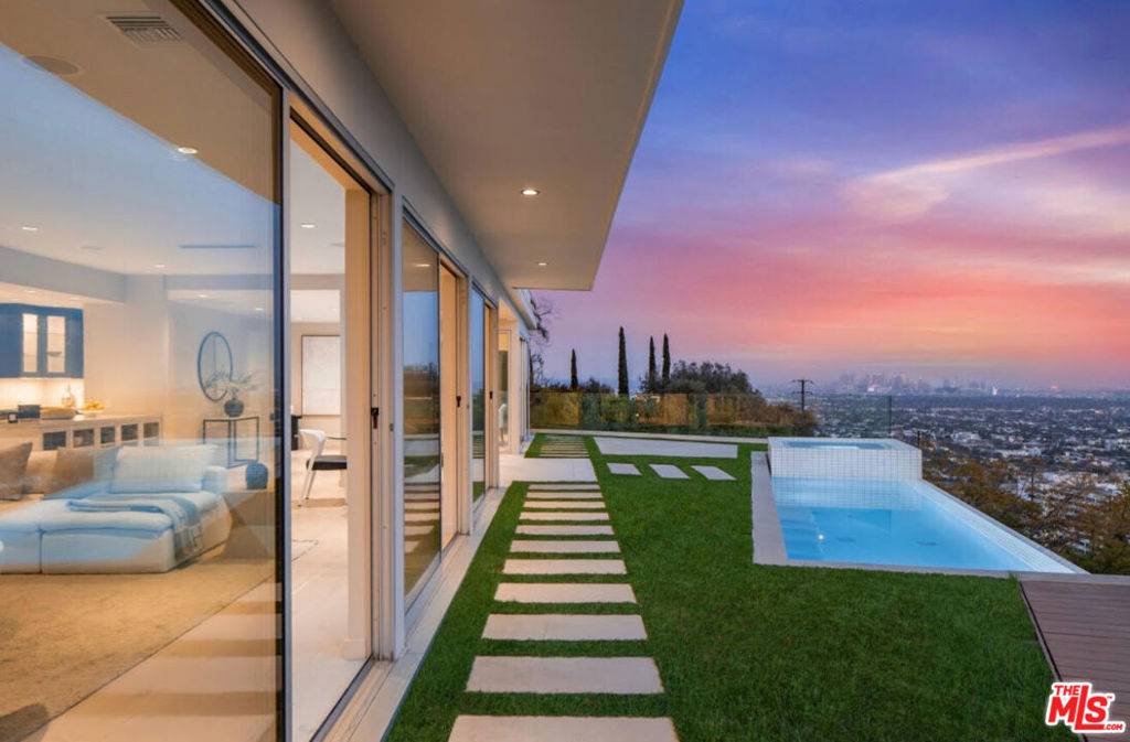 Los Angeles, CA 90069,8515 Hedges WAY