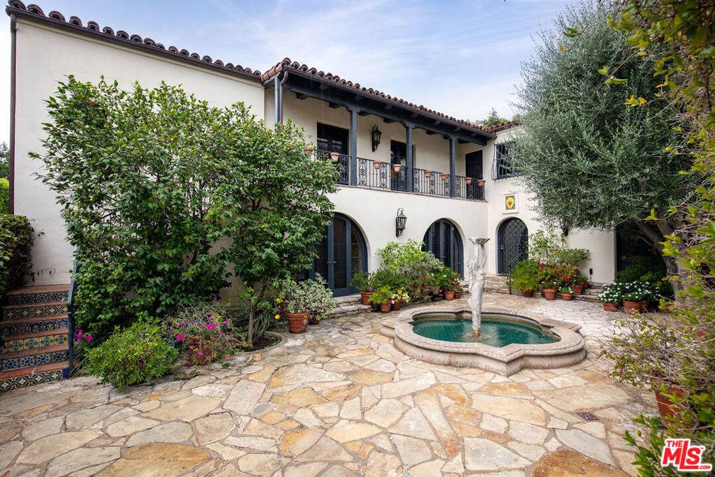 Beverly Hills, CA 90210,703 Walden DR