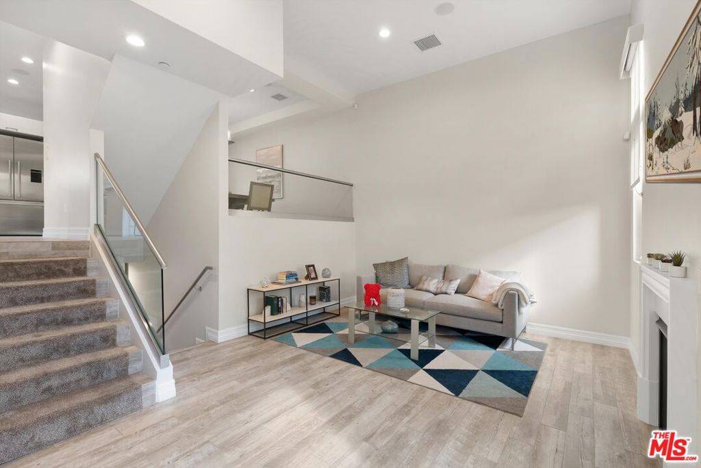 Valley Village, CA 91607,11953 Riverside DR