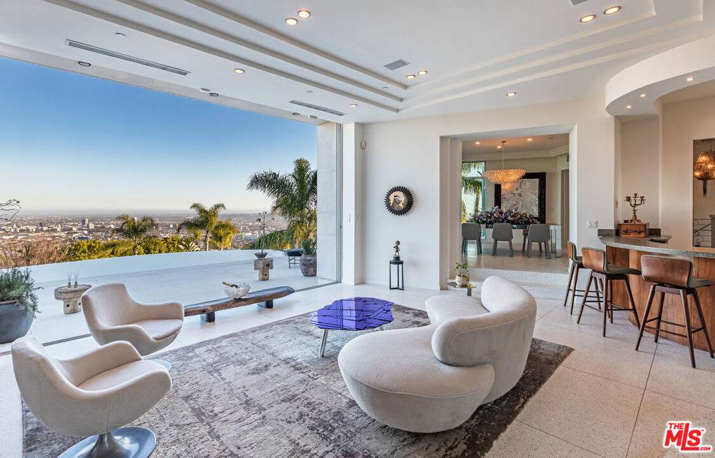 Los Angeles, CA 90069,1456 Blue Jay WAY