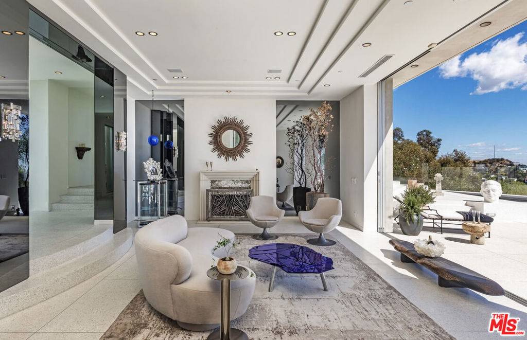 Los Angeles, CA 90069,1456 Blue Jay WAY