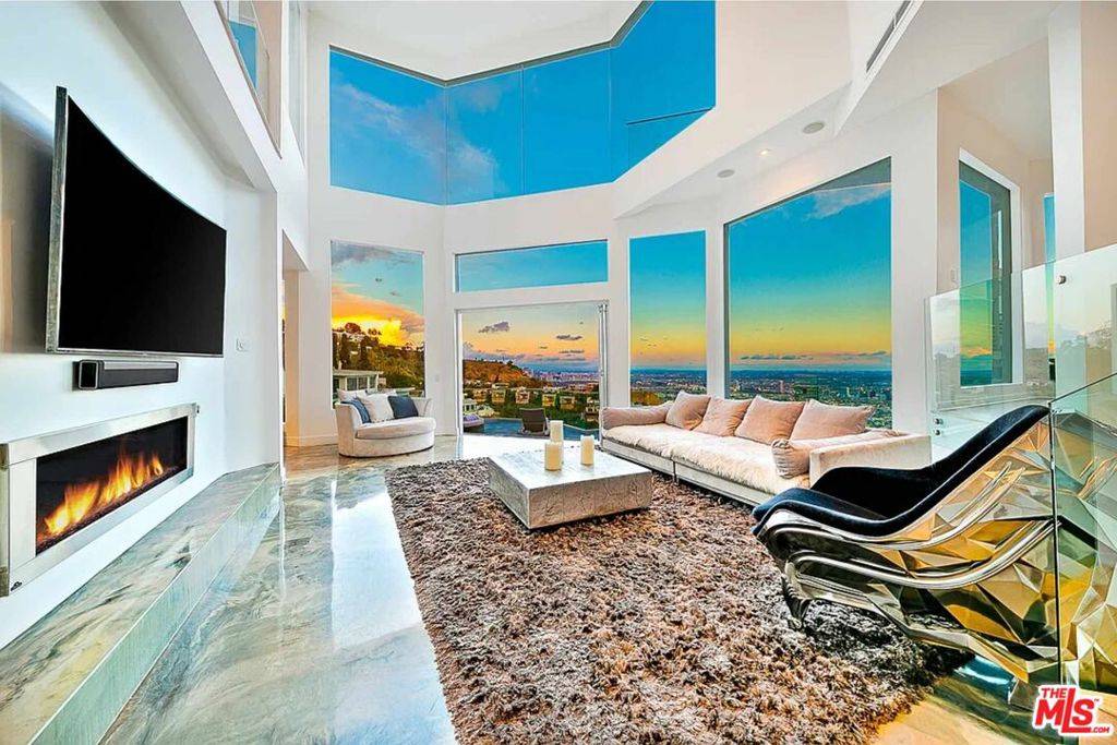 Los Angeles, CA 90069,2183 Sunset Plaza DR