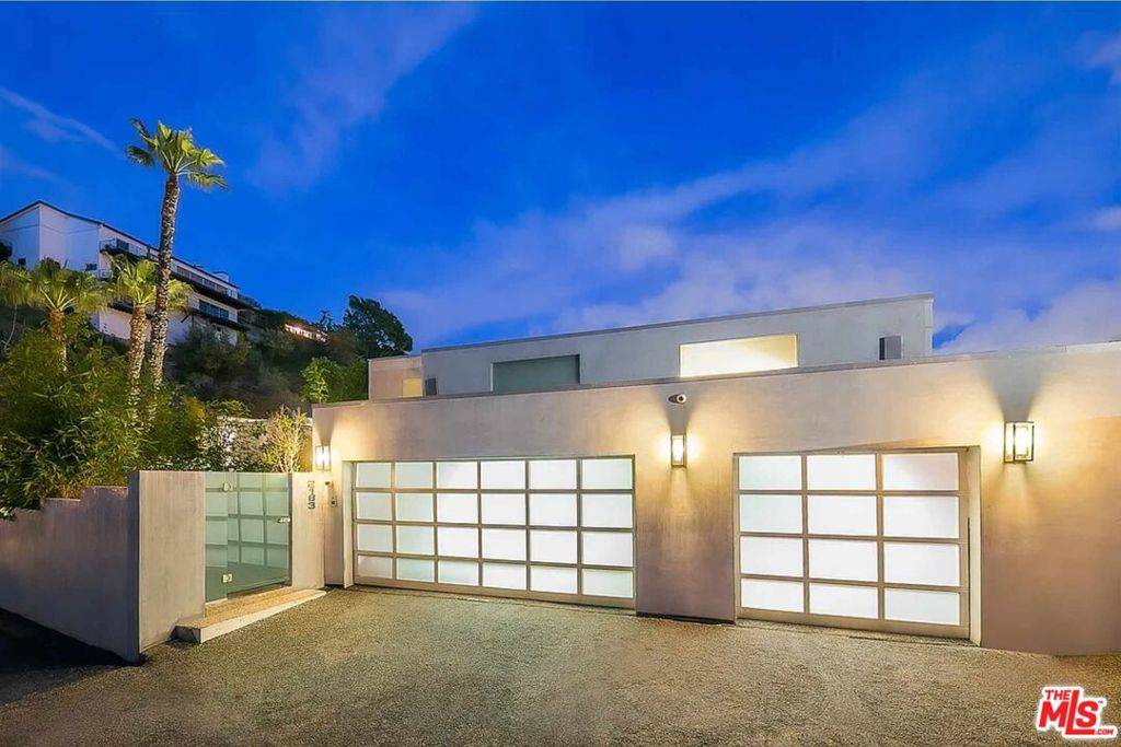 Los Angeles, CA 90069,2183 Sunset Plaza DR