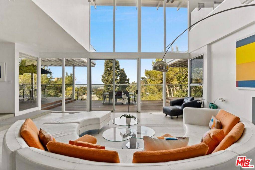 Los Angeles, CA 90069,1501 Skylark LN
