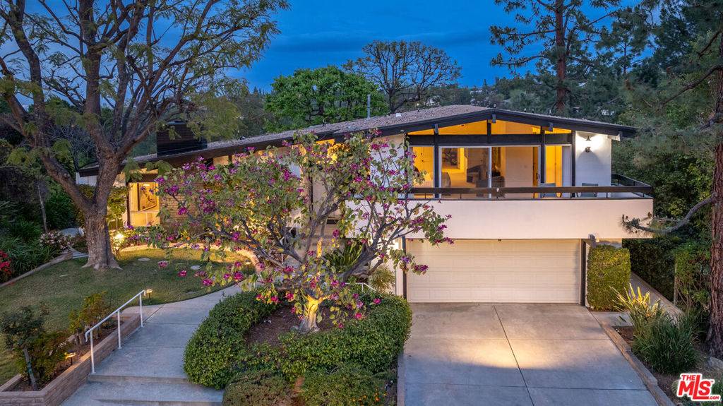 Tarzana, CA 91356,19633 Weeburn LN