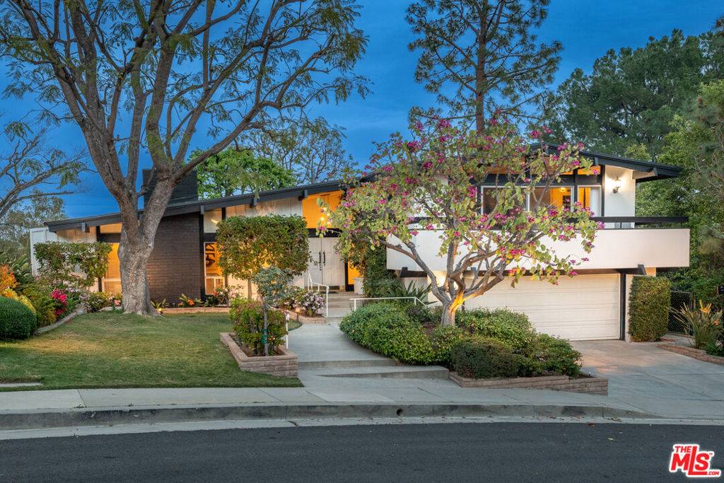 Tarzana, CA 91356,19633 Weeburn LN
