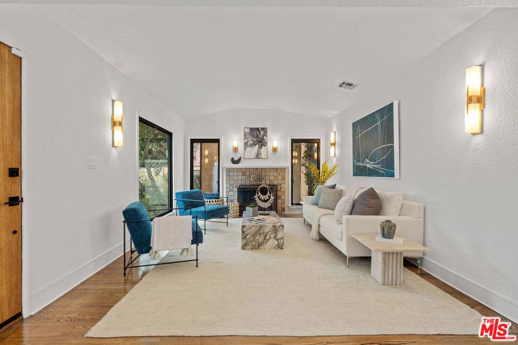 Los Angeles, CA 90046,722 N La Jolla AVE