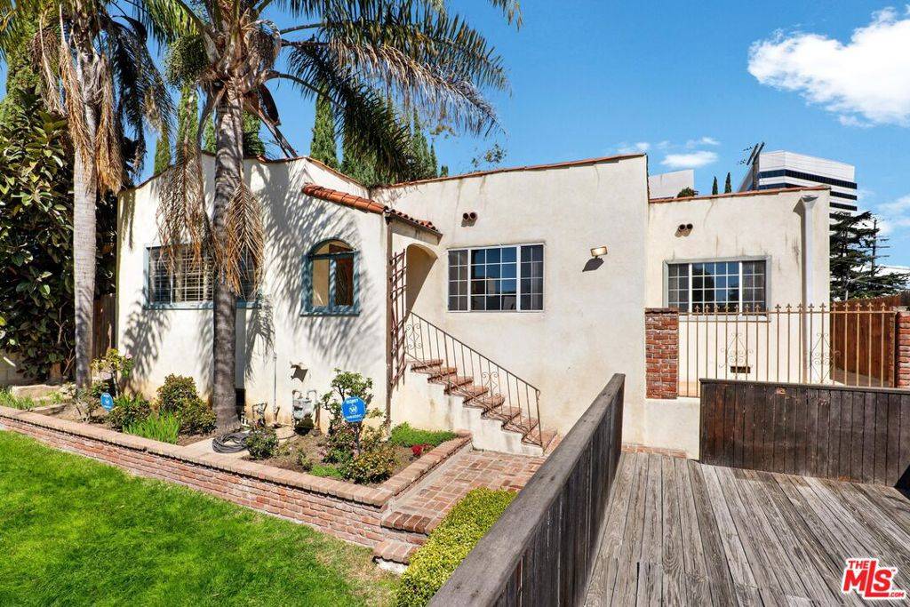 Los Angeles, CA 90049,1186 McClellan DR