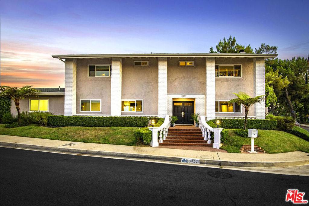 Los Angeles, CA 90046,8407 Skyline DR
