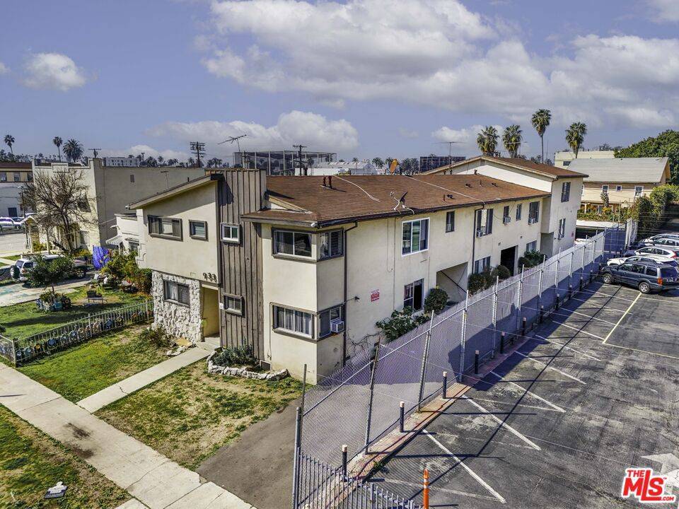 Los Angeles, CA 90019,933 S Norton AVE