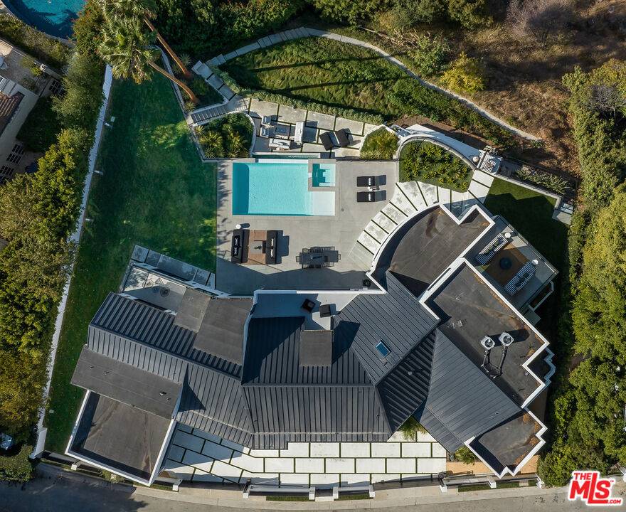 Los Angeles, CA 90049,903 Linda Flora DR