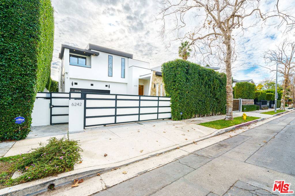 Los Angeles, CA 90048,6242 Drexel AVE