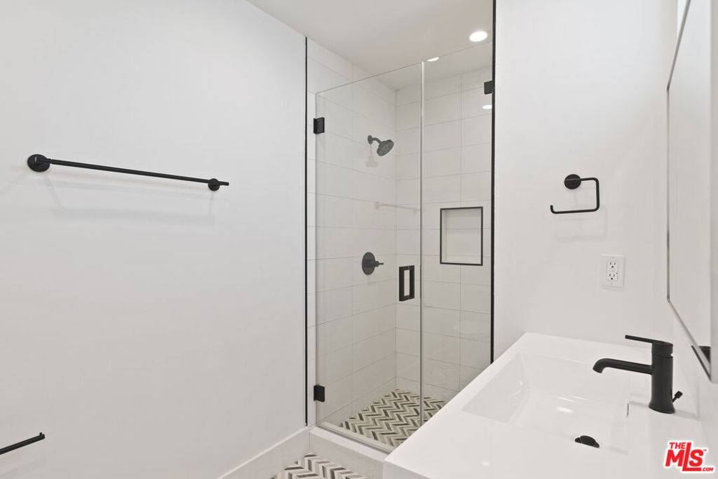 Beverly Hills, CA 90212,153 S Palm DR #1