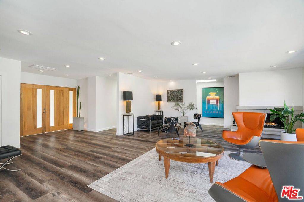 Encino, CA 91436,3965 Sapphire DR