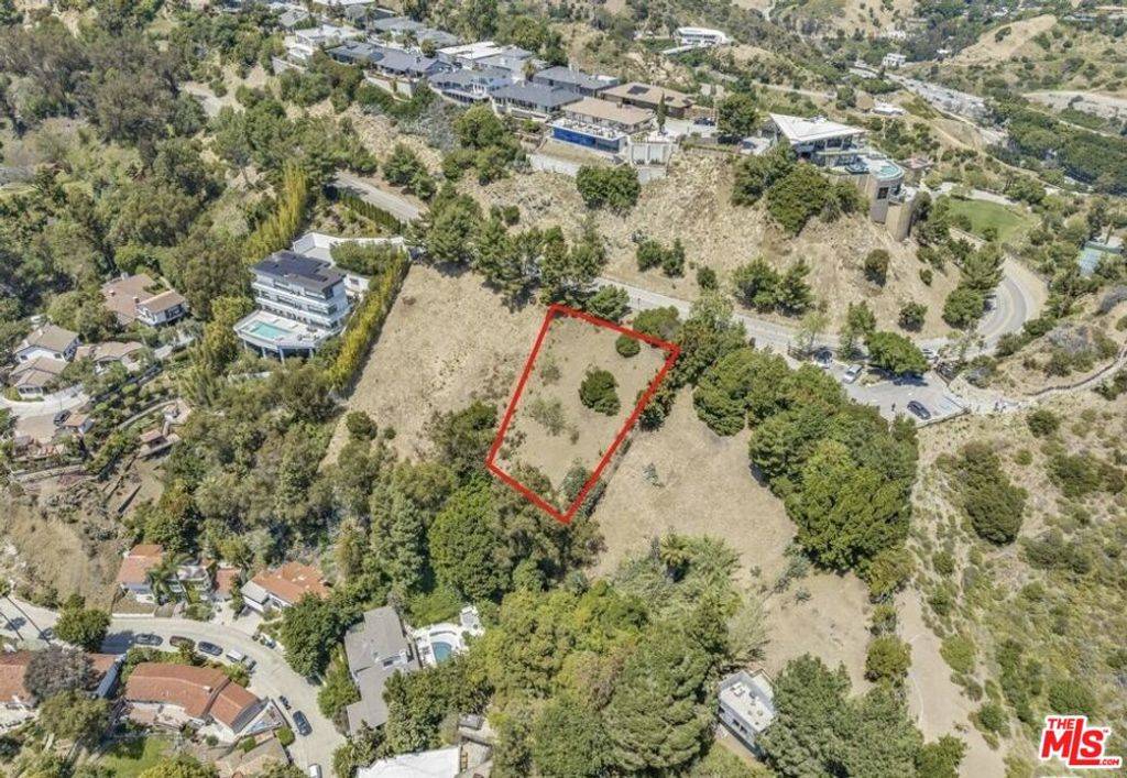Los Angeles, CA 90068,7060 Mulholland DR
