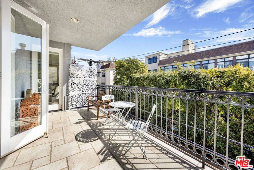 Los Angeles, CA 90049,11952 Montana AVE #303