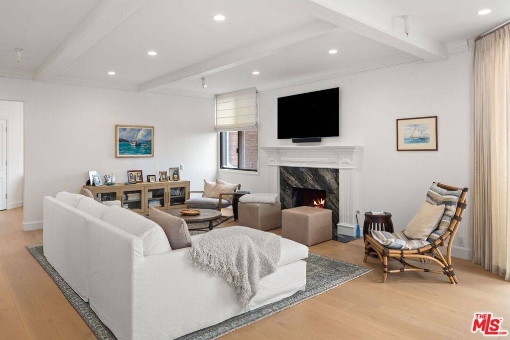 Beverly Hills, CA 90211,300 N Swall DR #354
