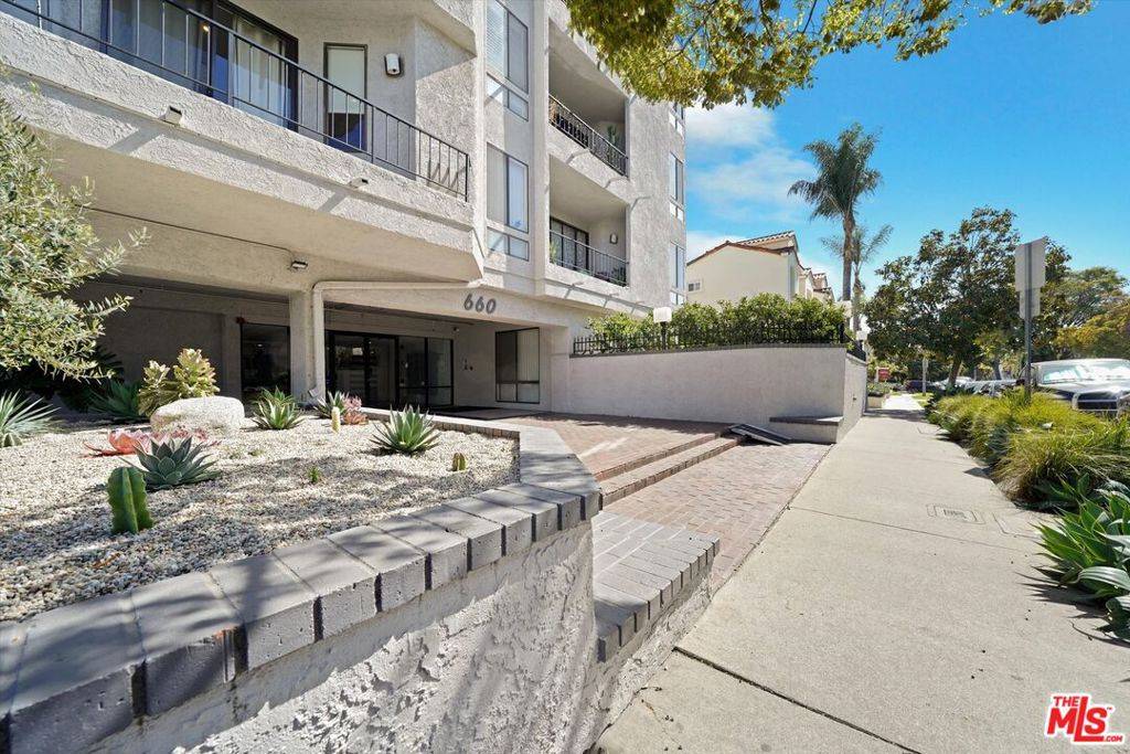 Los Angeles, CA 90048,660 N Sweetzer AVE #206