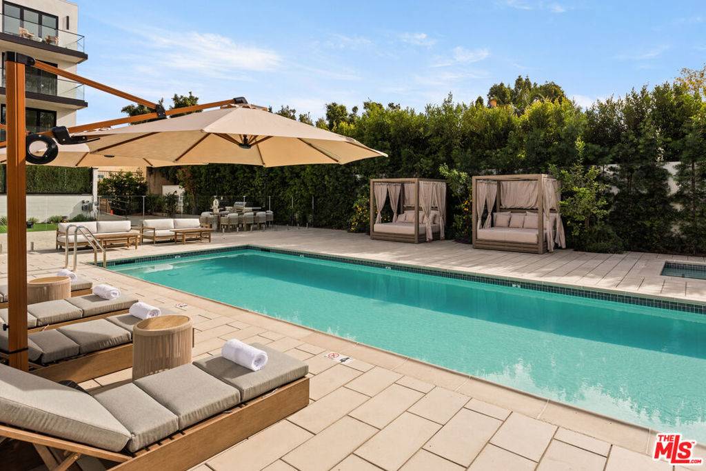 505 Barrington #106 Los Angeles, CA 90049