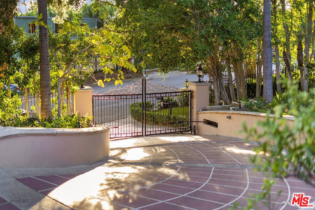 Beverly Hills, CA 90210,407 Robert LN