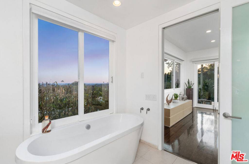 Beverly Hills, CA 90210,1415 Summitridge DR