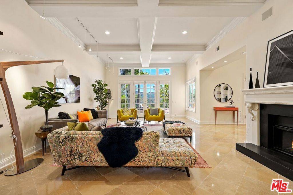 Los Angeles, CA 90049,2305 Canyonback RD