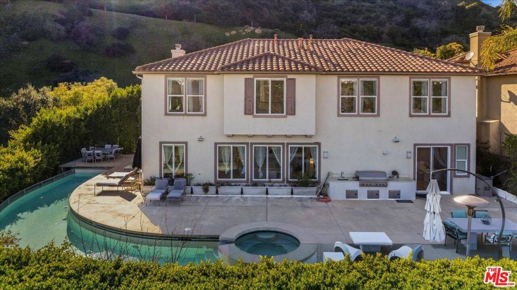 Los Angeles, CA 90068,2752 Stone View CT