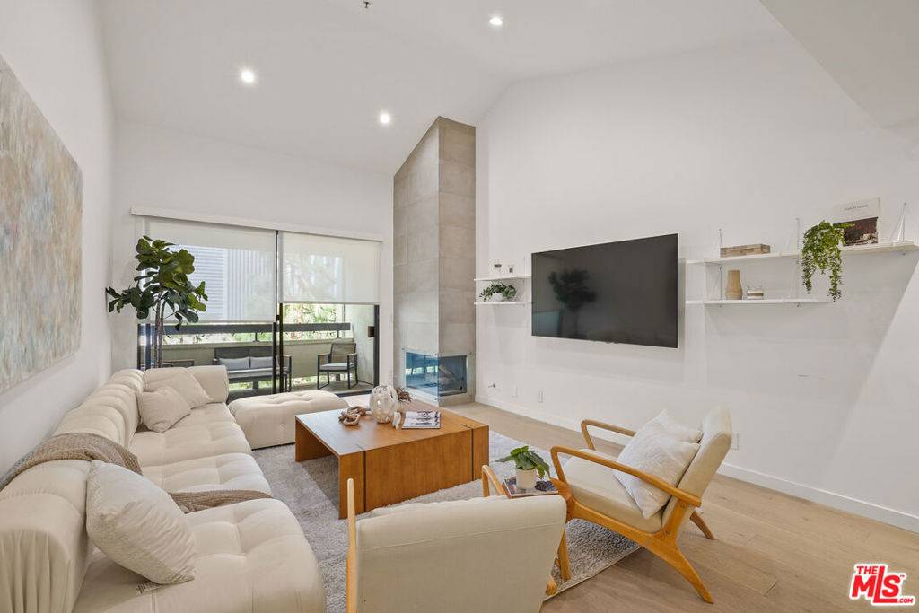 Los Angeles, CA 90067,2122 Century Park LN #410