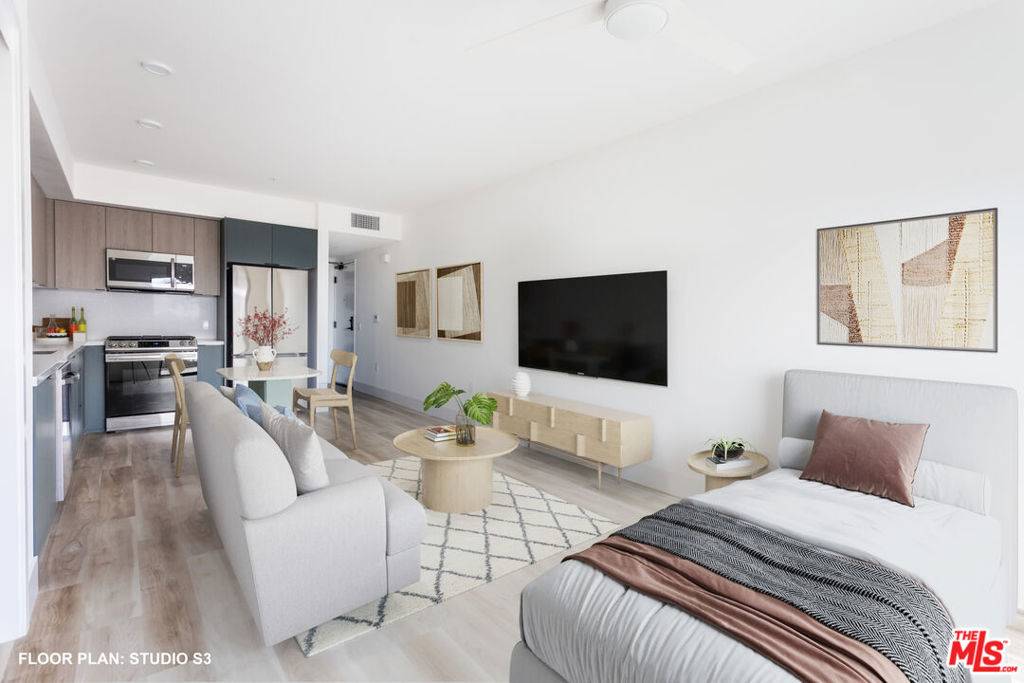 West Hollywood, CA 90046,7617 Santa Monica BLVD #401
