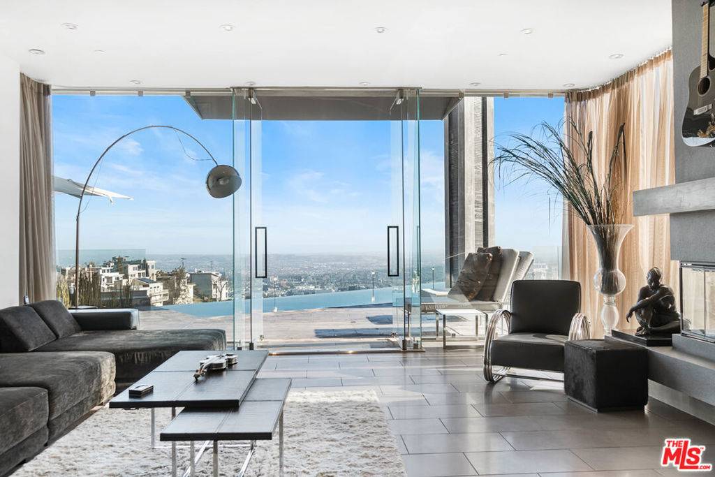 Los Angeles, CA 90069,1742 Viewmont DR