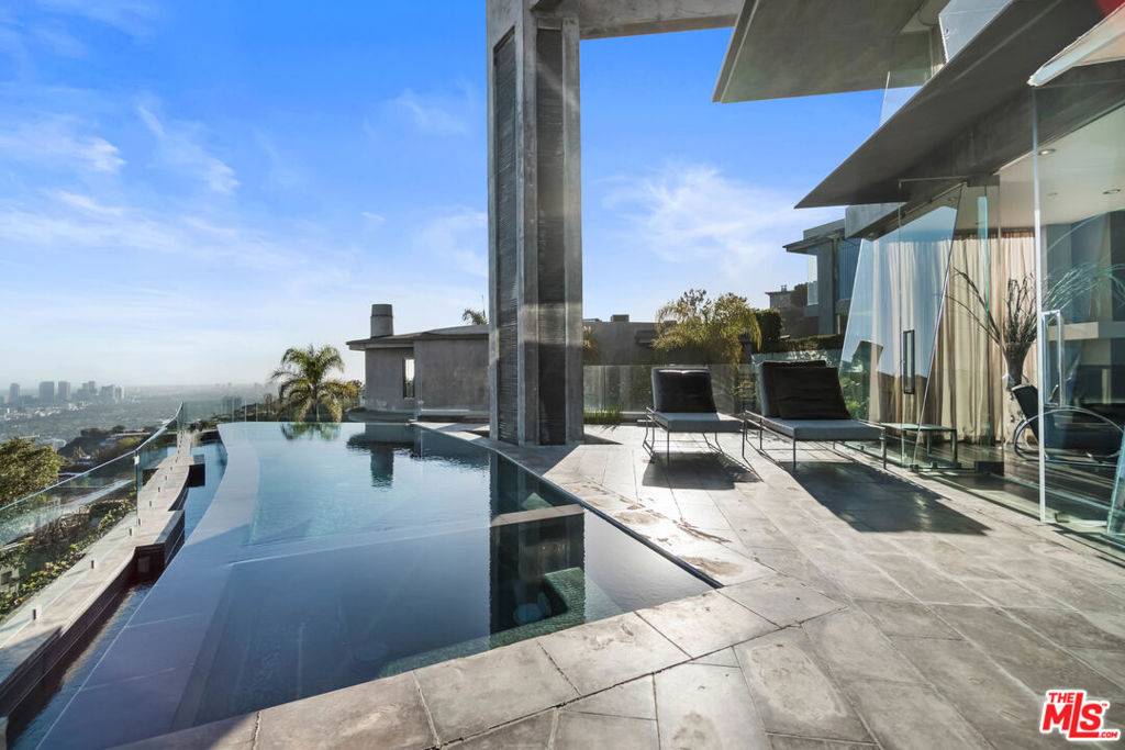 Los Angeles, CA 90069,1742 Viewmont DR