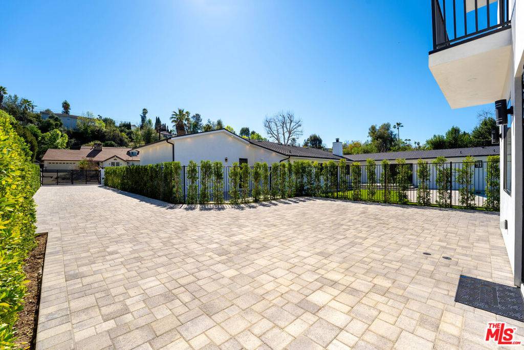 Woodland Hills, CA 91367,23247 Calvert ST