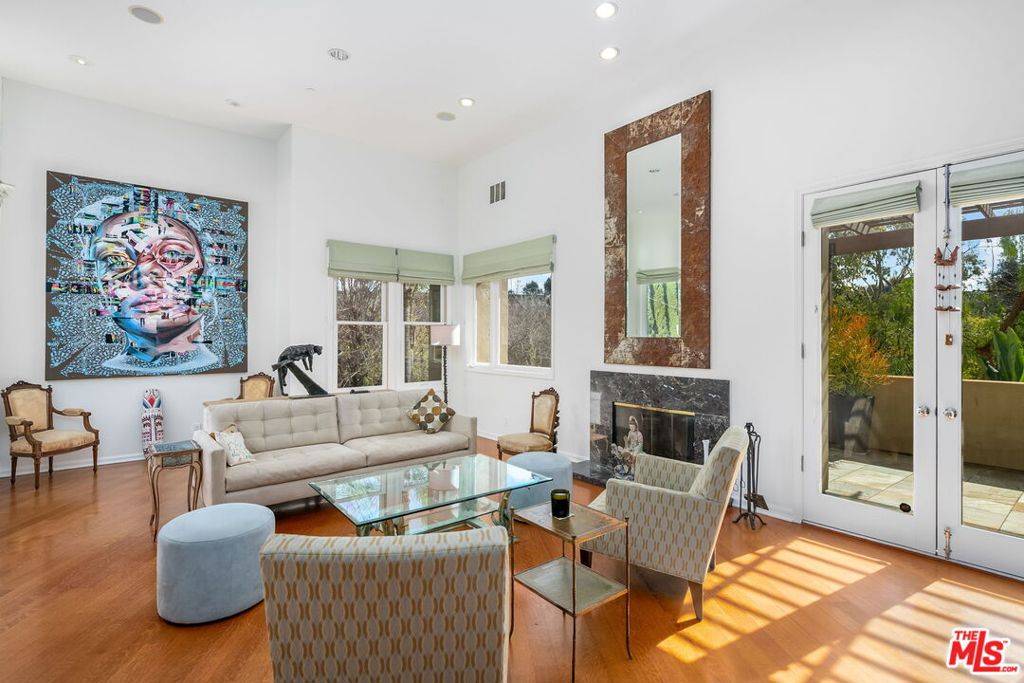 Los Angeles, CA 90046,2125 Kress ST