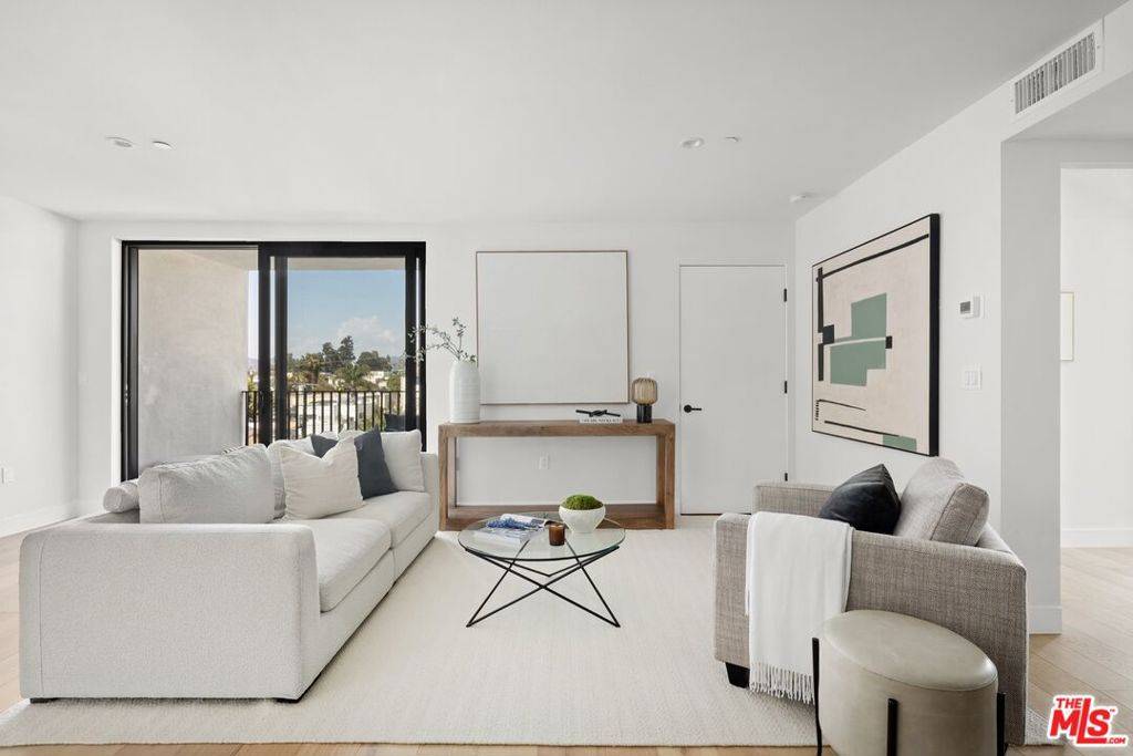 Los Angeles, CA 90019,4506 Dockweiler ST #305